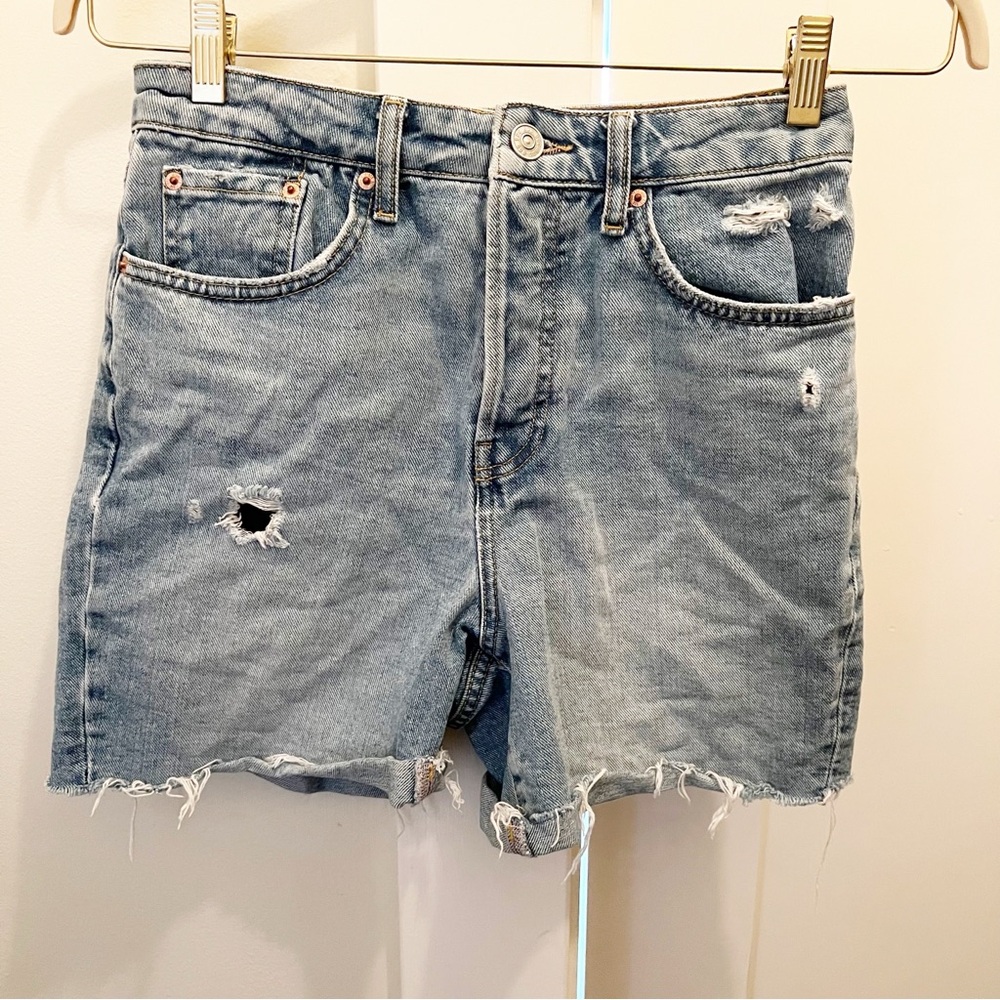 BDG Urban Outfitters 90s Long Inseam Short Denim Size 28 Light Wash Distressed